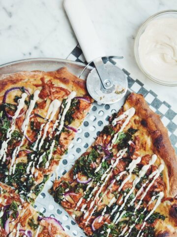 bbq jackfruit pizza with creamy roasted garlic sauce_hot for food