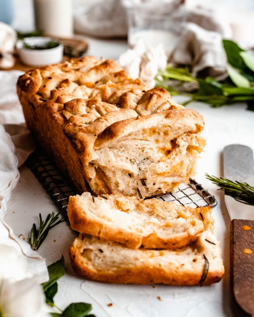vegan-garlic-bread-cheesy-pull-apart-bread_the banana diaries